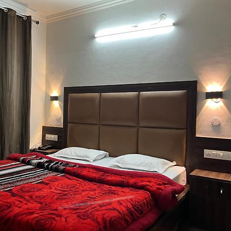 Hotel Premier Mall Road Manali Екстер'єр фото