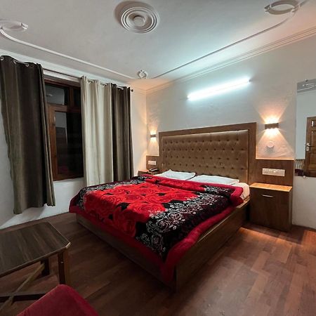 Hotel Premier Mall Road Manali Екстер'єр фото