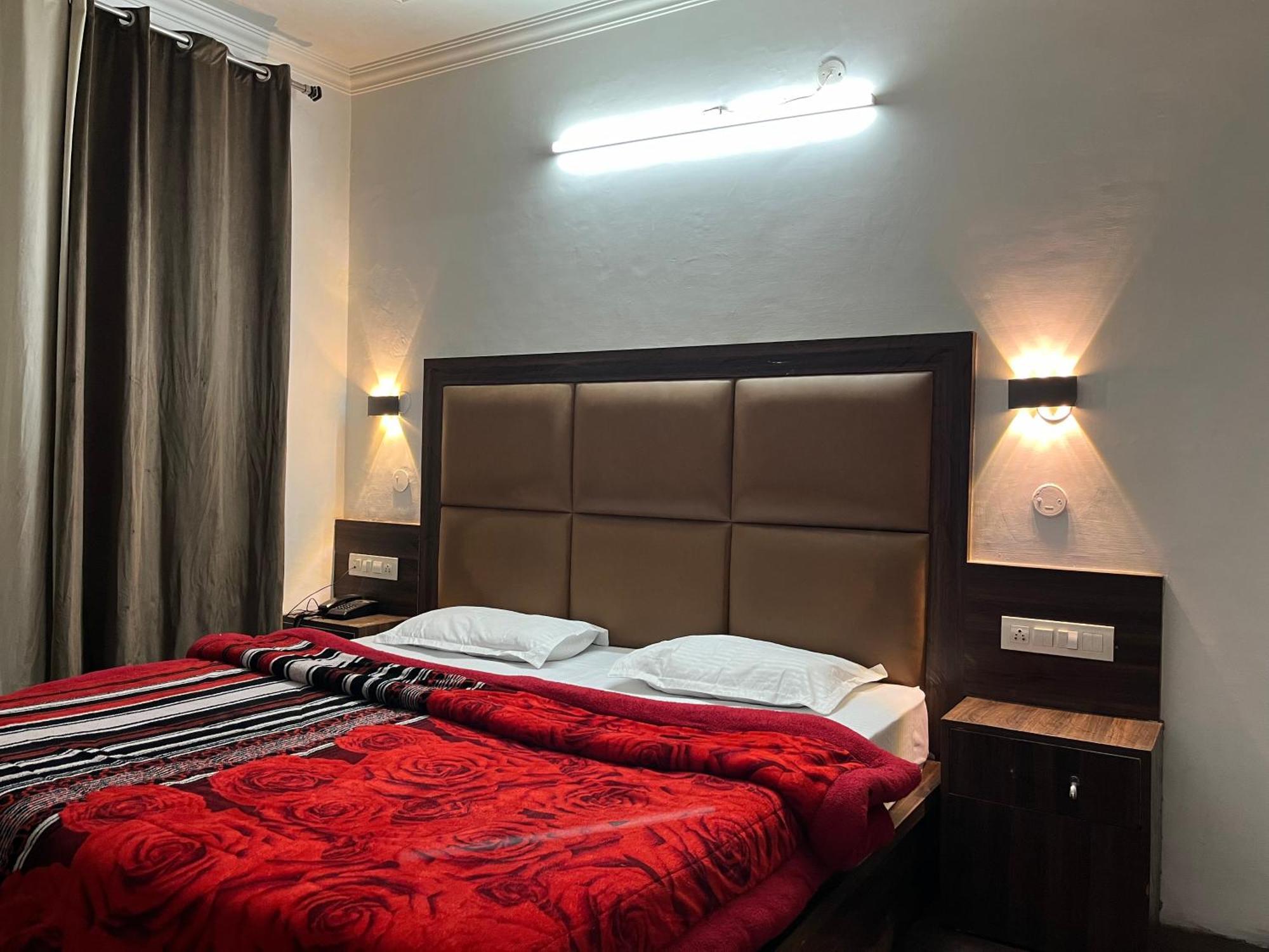 Hotel Premier Mall Road Manali Екстер'єр фото