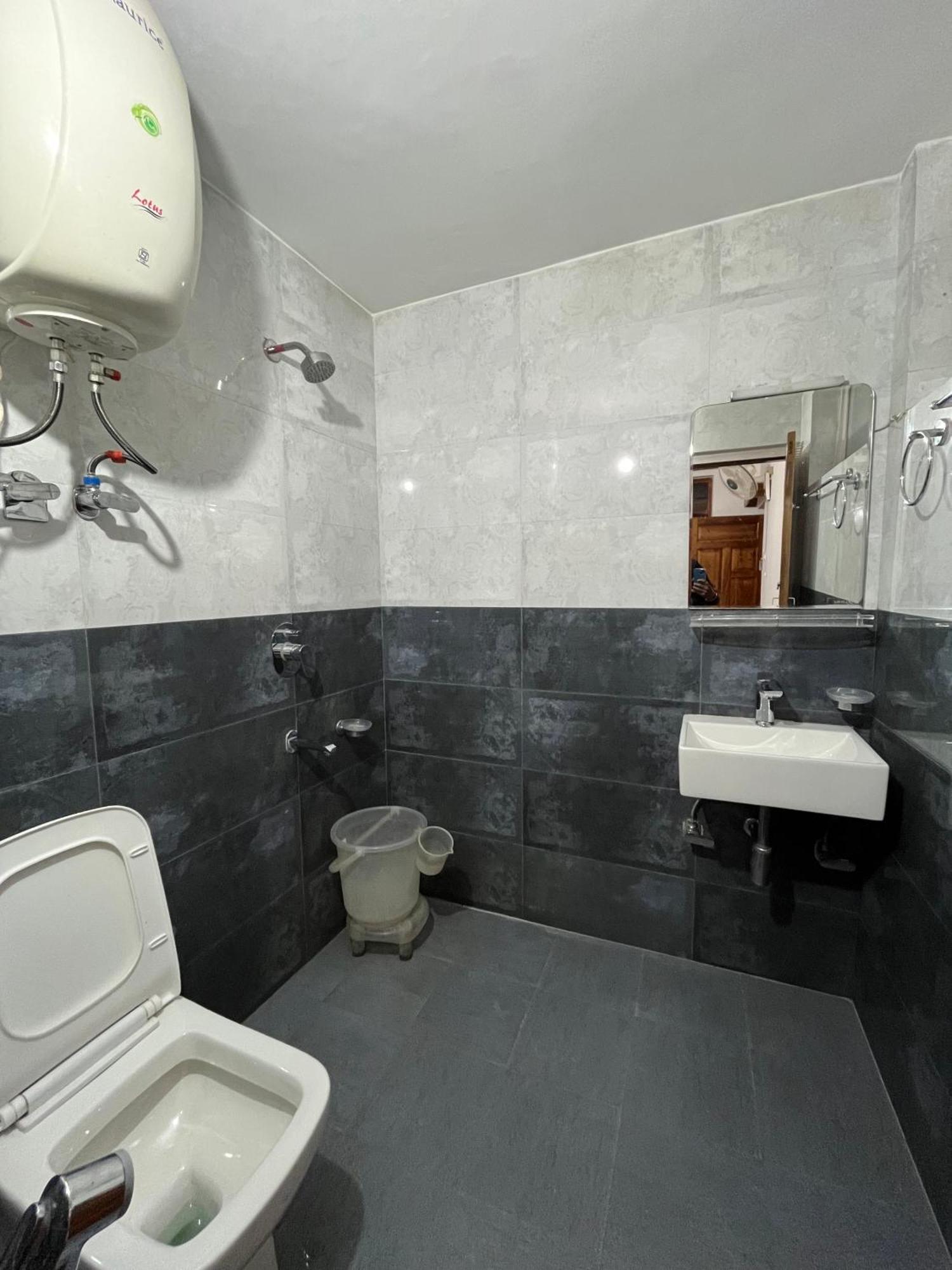 Hotel Premier Mall Road Manali Екстер'єр фото