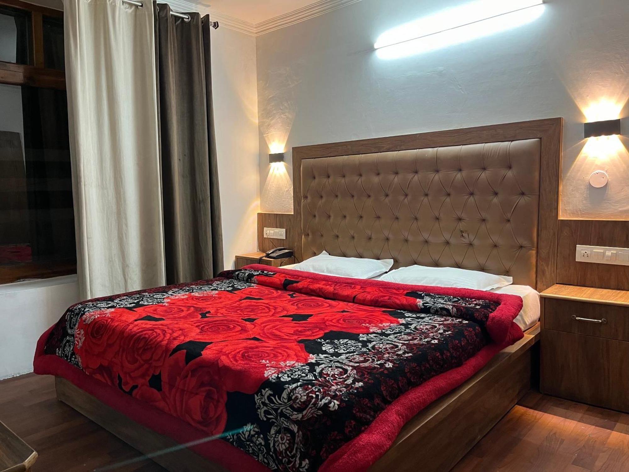 Hotel Premier Mall Road Manali Екстер'єр фото