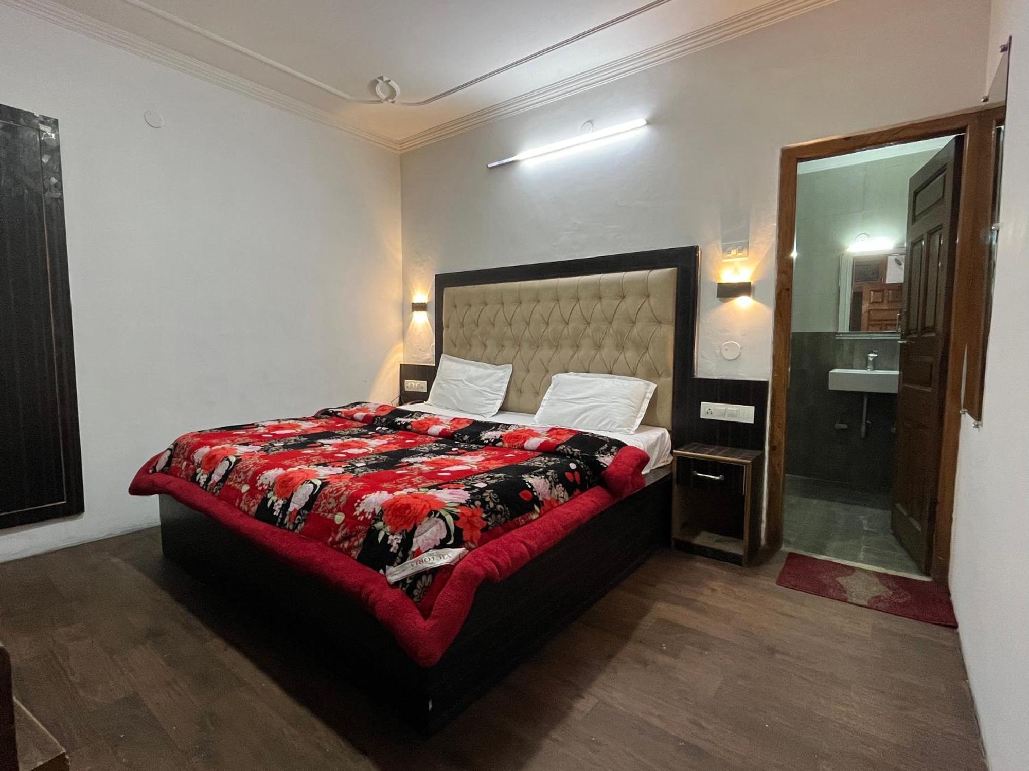 Hotel Premier Mall Road Manali Екстер'єр фото