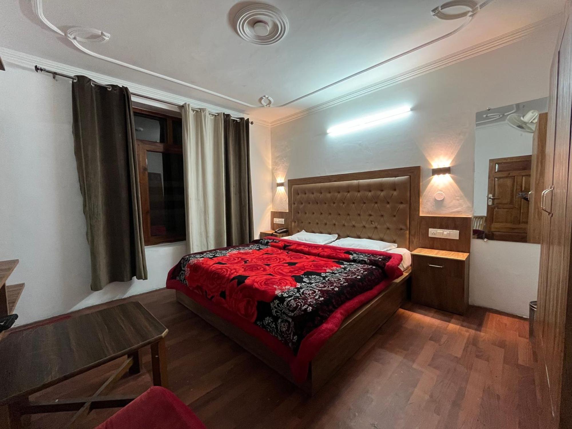 Hotel Premier Mall Road Manali Екстер'єр фото
