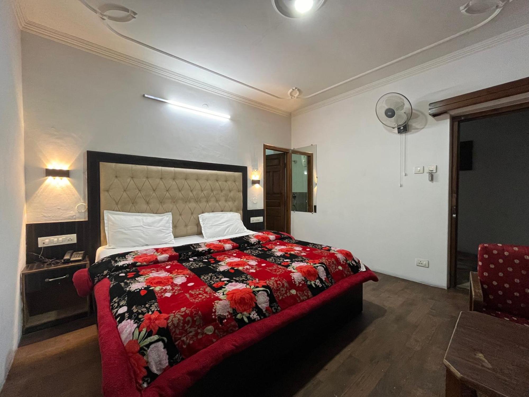 Hotel Premier Mall Road Manali Екстер'єр фото