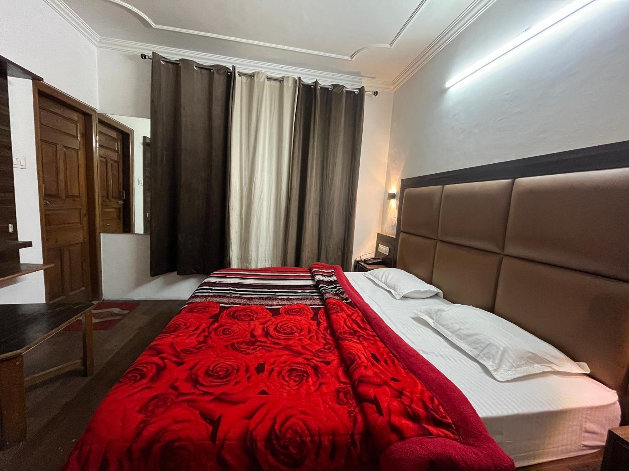 Hotel Premier Mall Road Manali Екстер'єр фото