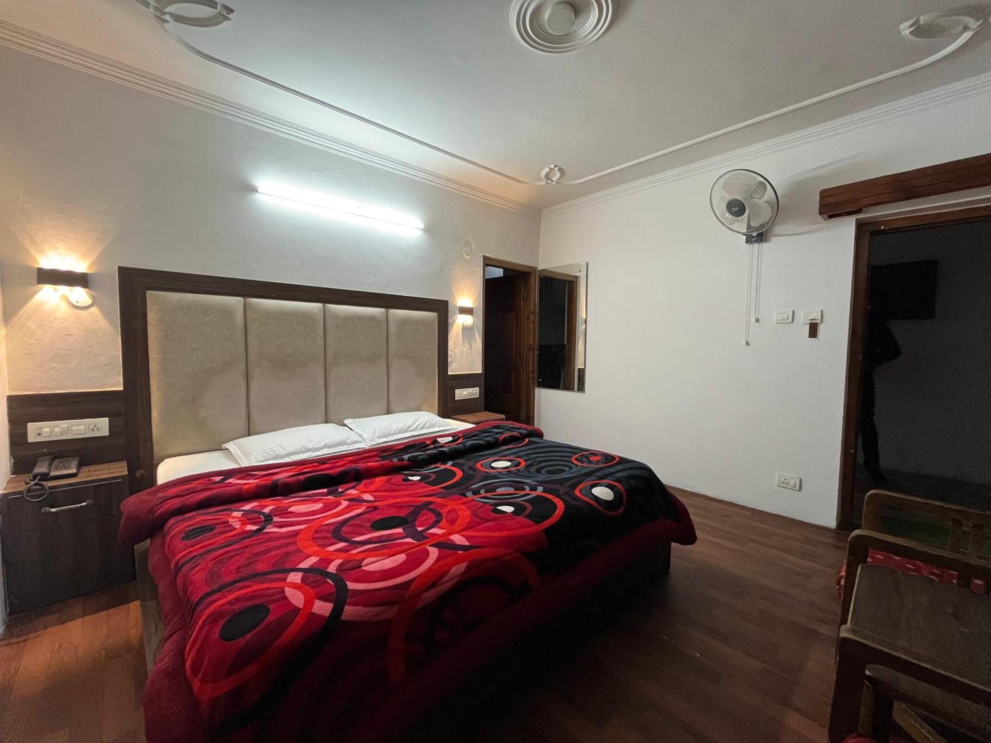 Hotel Premier Mall Road Manali Екстер'єр фото