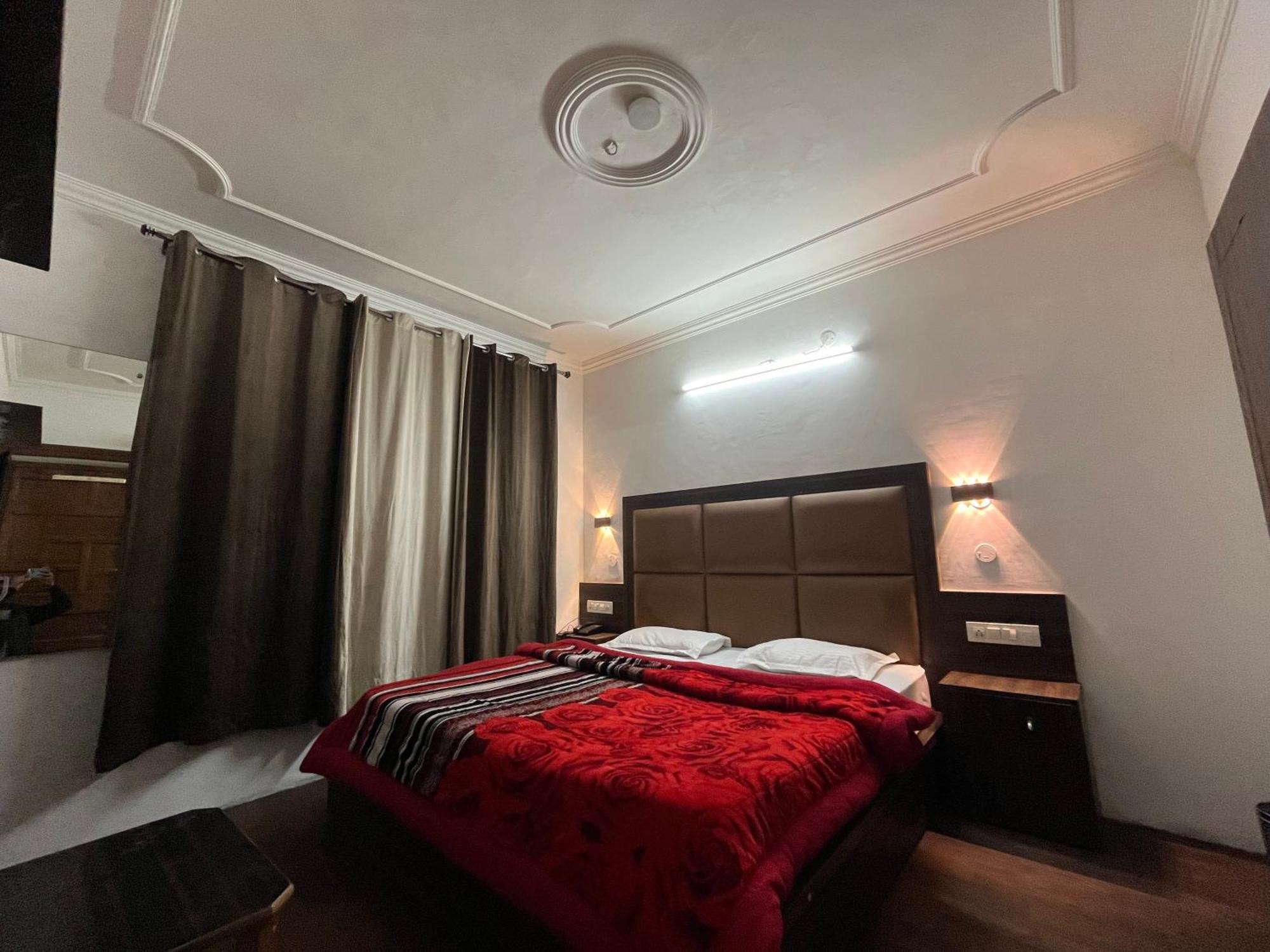 Hotel Premier Mall Road Manali Екстер'єр фото