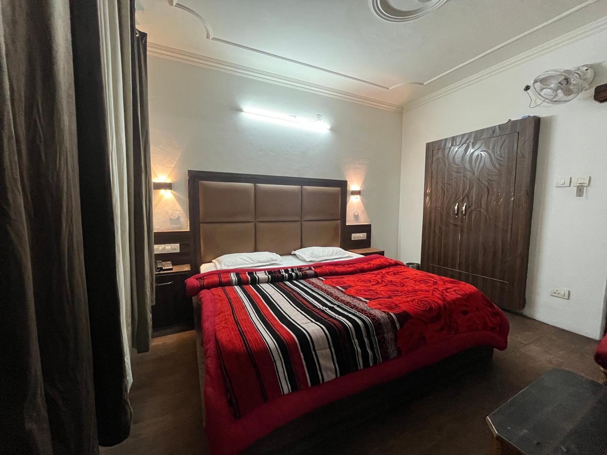 Hotel Premier Mall Road Manali Екстер'єр фото