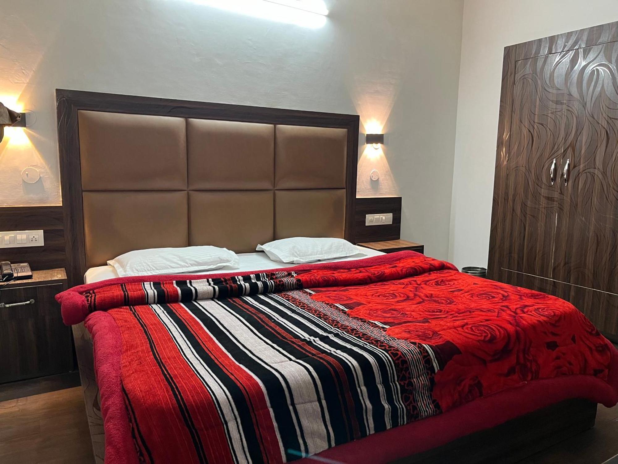 Hotel Premier Mall Road Manali Екстер'єр фото