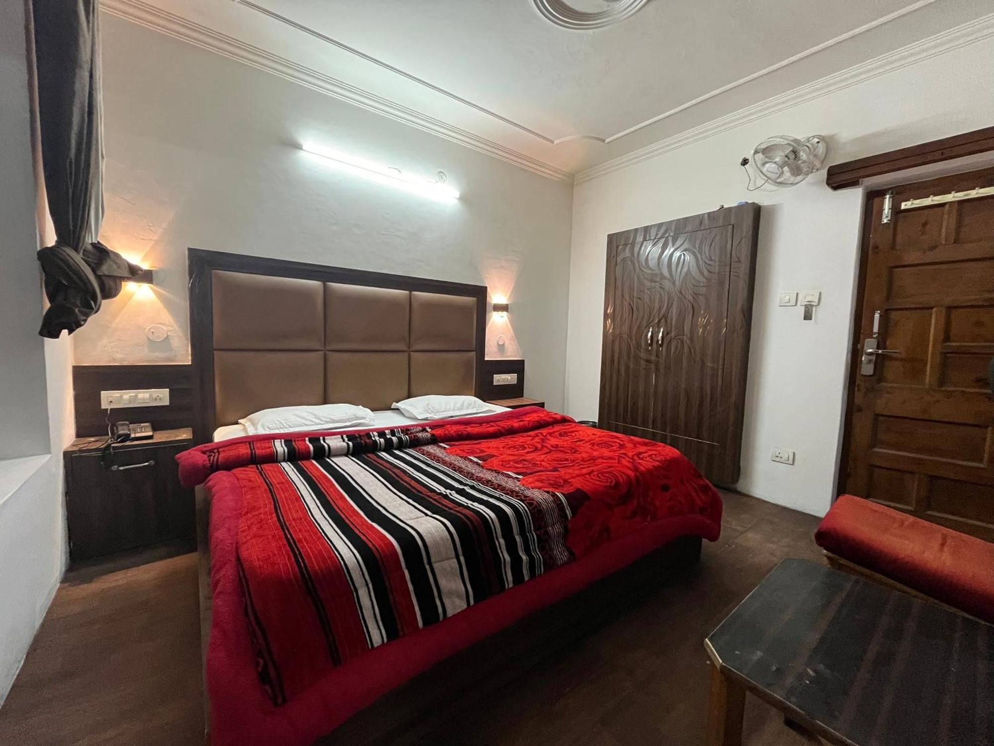 Hotel Premier Mall Road Manali Екстер'єр фото